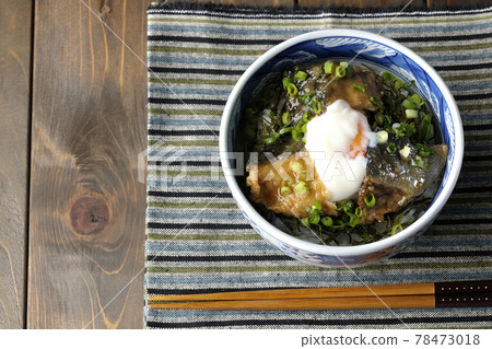 Eat a yellowtail teriyaki rice bowl topped with hot balls and plenty of small onions (overhead view) 78473018