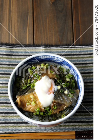 Eat a yellowtail teriyaki rice bowl topped with hot balls and plenty of small onions (overhead view) 78473020