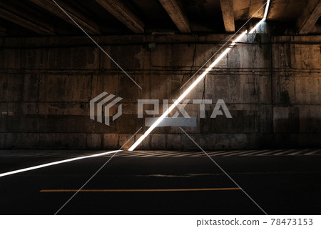光線照射橋下道路一景 78473153