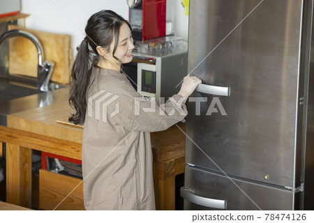 Woman in the kitchen 78474126