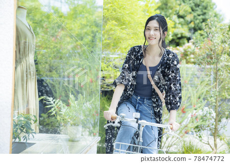 女子自行車步行 78474772