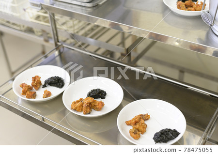 School lunch (serving scene) 78475055