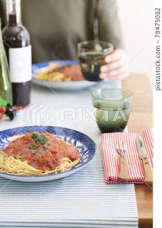 Italian lunch with freshly prepared spaghetti [Meal] 78475082