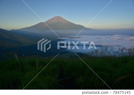 A sea of clouds over Lake Yamanaka from Mt. Myojin to Mt. Fuji in the blue and blue sky A sea of clouds over Lake Yamanaka from Mt. Myojin to Mt. Fuji in the blue and blue sky 78475145