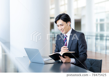 工作的商人 78475425