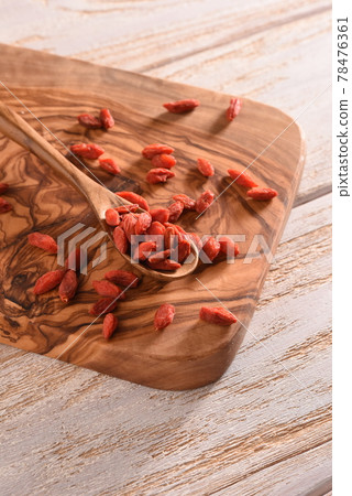 Goji on a cutting board 78476361