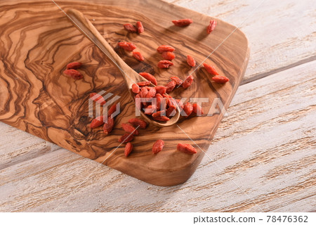 Goji on a cutting board 78476362