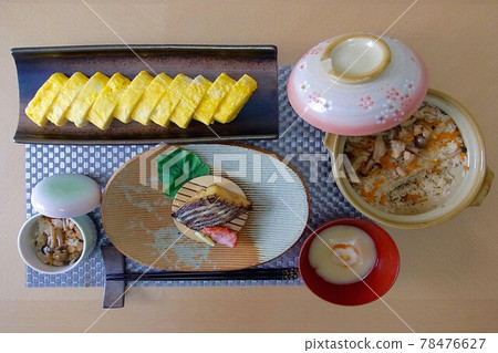 和食大島燒玉子、米飯和蒸茶碗 和食大島燒玉子、米飯和蒸茶碗 78476627