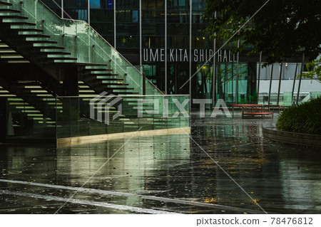 大阪梅田大阪站北口・雨開始下，梅北廣場落日餘暉 78476812