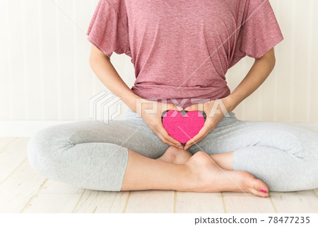 Woman with heart 78477235