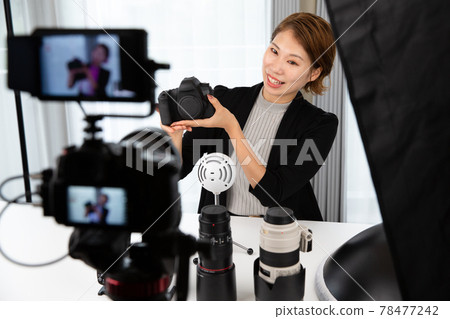 一個女人用單反相機拍攝視頻 78477242