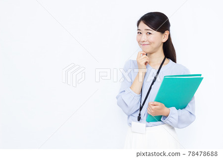 A business woman in her thirties who is lost with a smile A business woman in her thirties who is lost with a smile 78478688