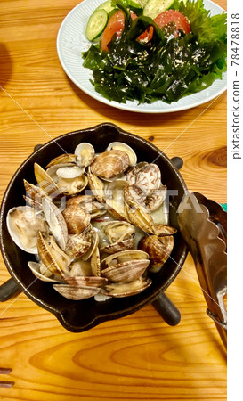 Skillet and steamed clams are delicious 78478818