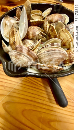 Skillet and steamed clams are delicious 78478823