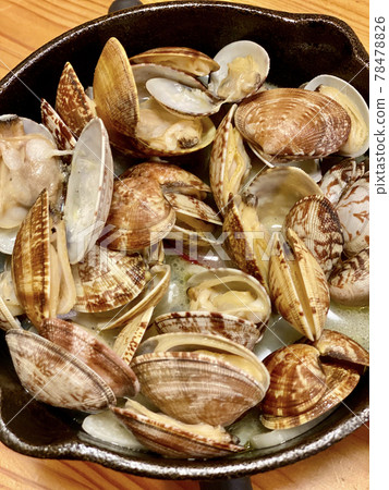 Skillet and steamed clams are delicious 78478826