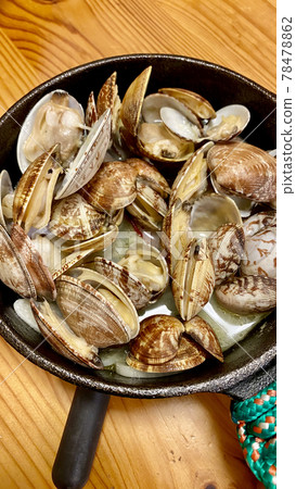 Skillet and steamed clams are delicious 78478862