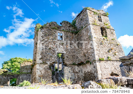 The castle ruins in Manorhamilton, erected in 1634 by Sir Frederick Hamilton - County Leitrim, Ireland 78478948