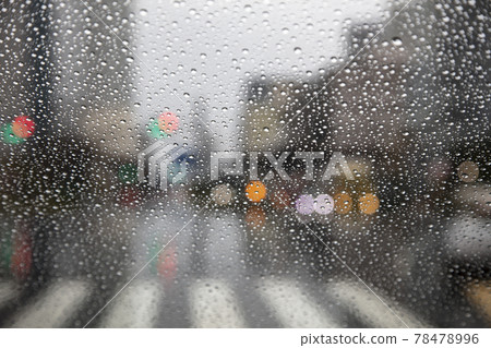 在下雨天開車 78478996