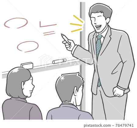 一個年輕人在會議室的白板前解釋 78479741