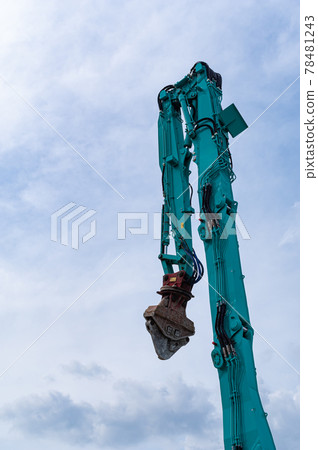 Demolition machine Cutter and arm Under the sky covered by clouds a-1 Demolition machine Cutter and arm Under the sky covered by clouds a-1 78481243