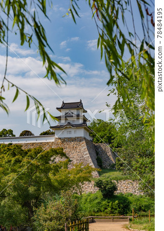 Under fine weather, the stone wall and turret of Akashi Castle in early summer Under fine weather, the stone wall and turret of Akashi Castle in early summer 78484195