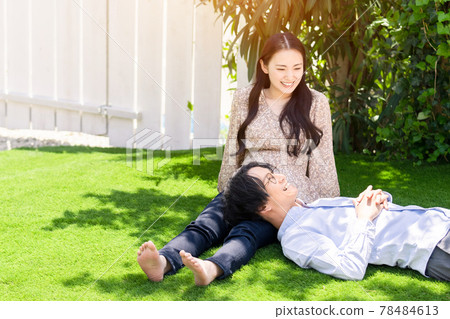 跪在草坪上的情侶 78484613