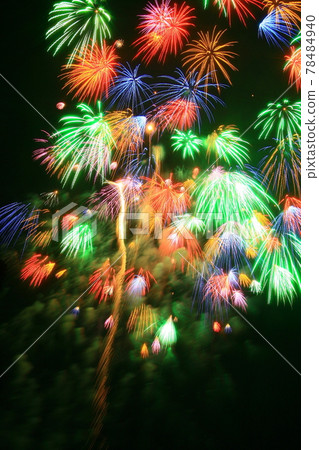 [Fireworks image] Colored Chiwa chrysanthemum. A fireworks display in which many florets bloom all at once. 78484940