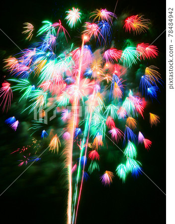 [Fireworks image] Colored Chiwa chrysanthemum. A fireworks display in which many florets bloom all at once. 78484942