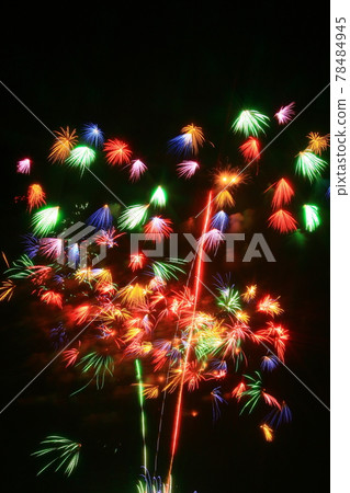 [Fireworks image] Colored Chiwa chrysanthemum. A fireworks display in which many florets bloom all at once. 78484945