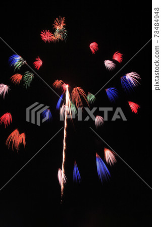 [Fireworks image] Colored Chiwa chrysanthemum. A fireworks display in which many florets bloom all at once. 78484948
