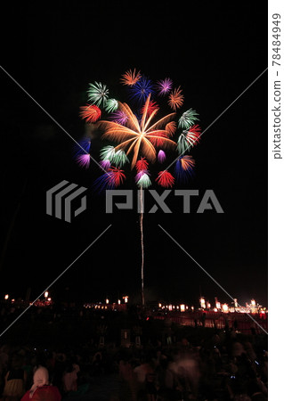 [Fireworks image] Colored Chiwa chrysanthemum. A fireworks display in which many florets bloom all at once. 78484949