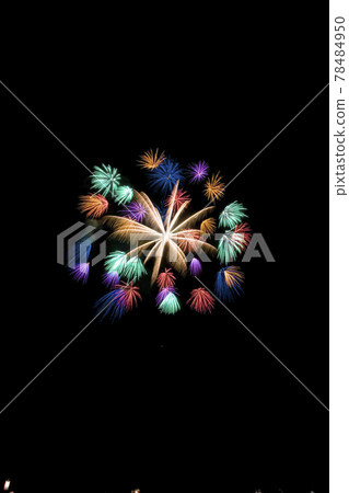 [Fireworks image] Colored Chiwa chrysanthemum. A fireworks display in which many florets bloom all at once. 78484950