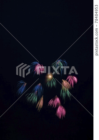 [Fireworks image] Colored Chiwa chrysanthemum. A fireworks display in which many florets bloom all at once. 78484953