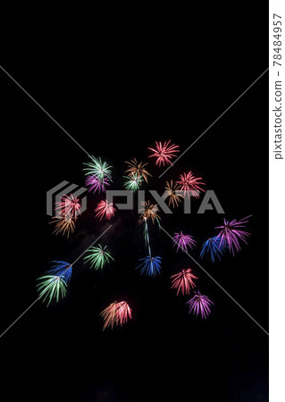 [Fireworks image] Colored Chiwa chrysanthemum. A fireworks display in which many florets bloom all at once. 78484957