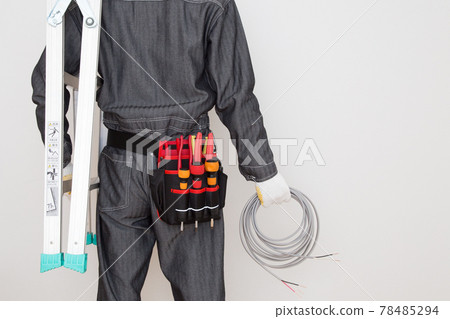 電工（肩帶梯子，腰包腰包，手拿電纜） 78485294