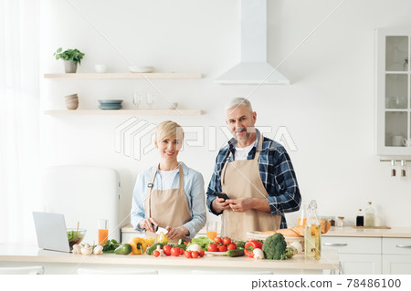 Food blogger, cooking lesson, self-isolation from covid-19 quarantine 78486100