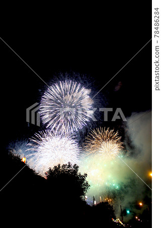 [Saitama] Todabashi Fireworks Festival: Vivid launch fireworks looking up from the road along the bank 78486284