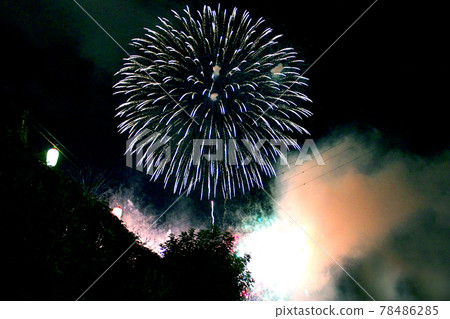 [Saitama] Todabashi Fireworks Festival: Sky-filled launch fireworks looking up from the road along the bank 78486285