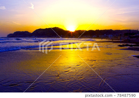 [Kanagawa] Spring Kamakura, sunset seen from Yuigahama 78487590