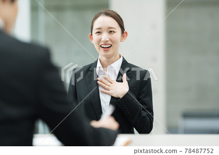 一位女士在公司面試中發言 78487752