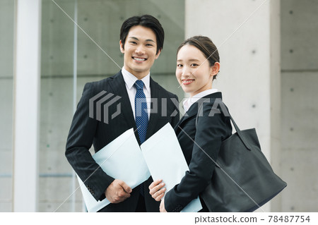 男女學生找工作的畫像 78487754