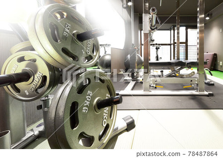 Image of the interior of a room with a training machine 78487864