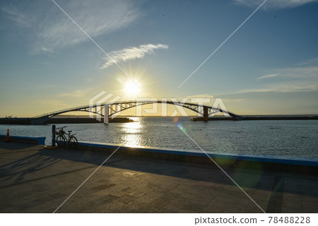 台灣澎湖馬公市夕陽下的西瀛虹橋 台灣澎湖馬公市夕陽下的西瀛虹橋 78488228