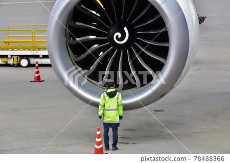 噴氣發動機前的地面維護人員 78488366