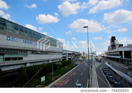View south of the overpass between the Itami Airport (Osaka Airport) Building and Osaka Airport Station on the Osaka Monorail. View south of the overpass between the Itami Airport (Osaka Airport) Building and Osaka Airport Station on the Osaka Monorail. 78488983