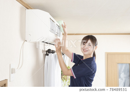 Female worker cleaning the house to clean the air conditioner Female worker cleaning the house to clean the air conditioner 78489531