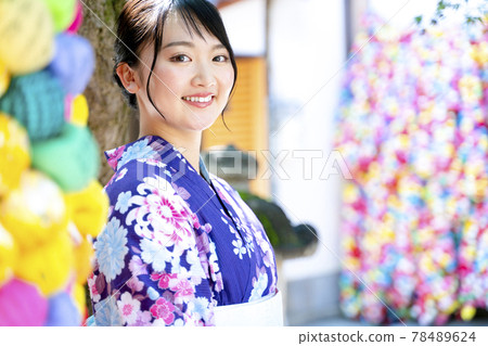 穿著浴衣在京都觀光的女性 78489624