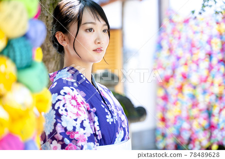 穿著浴衣在京都觀光的女性 78489628