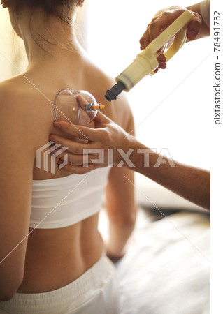 Crop master doing vacuum massage with glass cup in salon Crop master doing vacuum massage with glass cup in salon 78491732