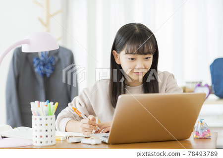 Girl studying on a computer 78493789